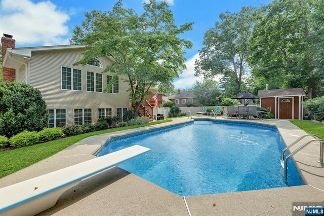 33 Hurlbut Street, Westwood, NJ 07675