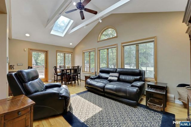 33 Hurlbut Street, Westwood, NJ 07675