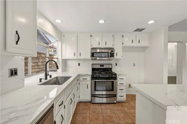 19717 Azure Field, Newhall, CA 91321