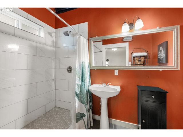 2716 Se ROSWELL St, Milwaukie, OR 97222