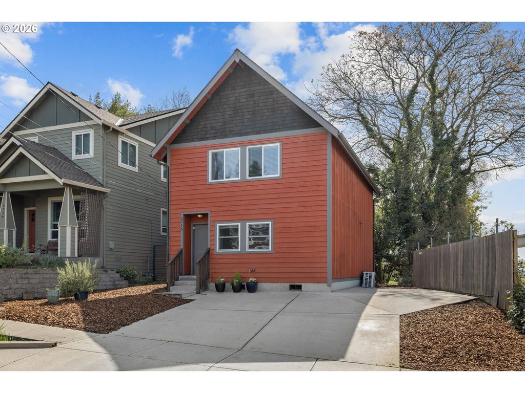 2716 Se ROSWELL St, Milwaukie, OR 97222