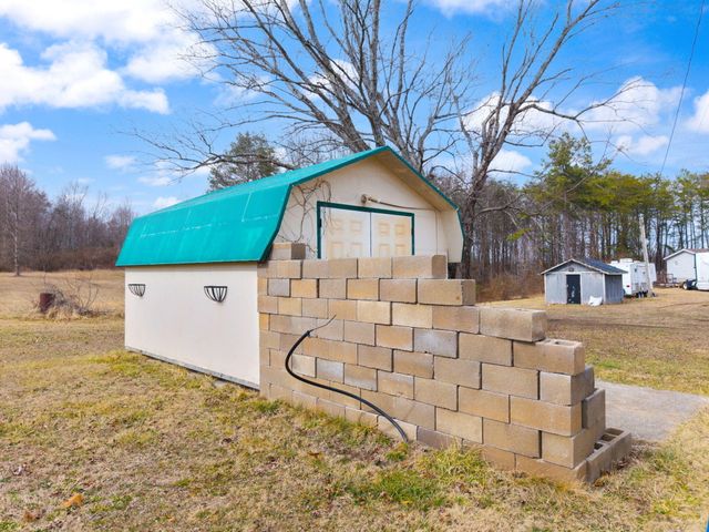 2358 E Hwy 1376, East Bernstadt, KY 40729