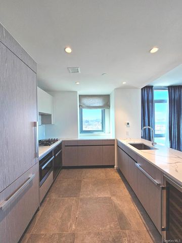 133-36 37th Avenue 11F, Flushing, NY 11354