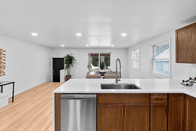 960 HIGGINS AVENUE, Neenah, WI 54956