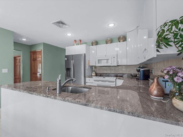 29 Sunhill Road, Nesconset, NY 11767