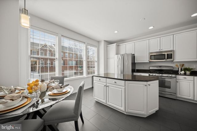 20624 MUDDY HARBOUR SQ, Sterling, VA 20165