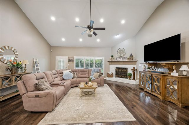 1413 Ward Bend Street, Sealy, TX 77474