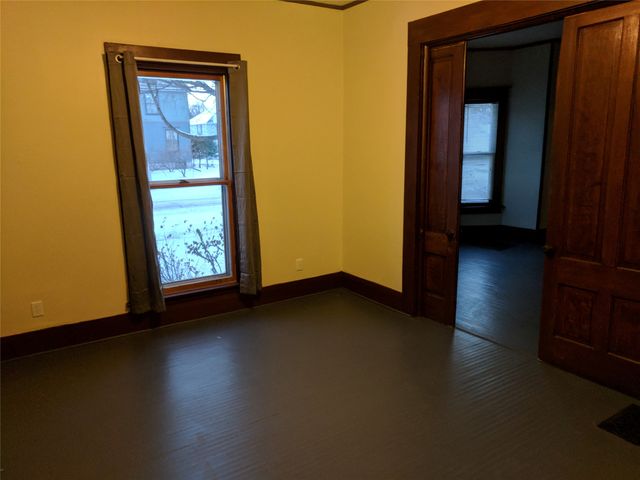 903 East Street, Grinnell, IA 50112