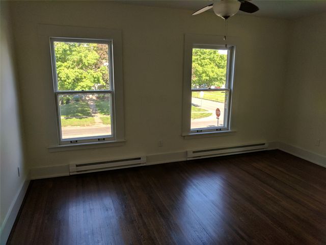 903 East Street, Grinnell, IA 50112