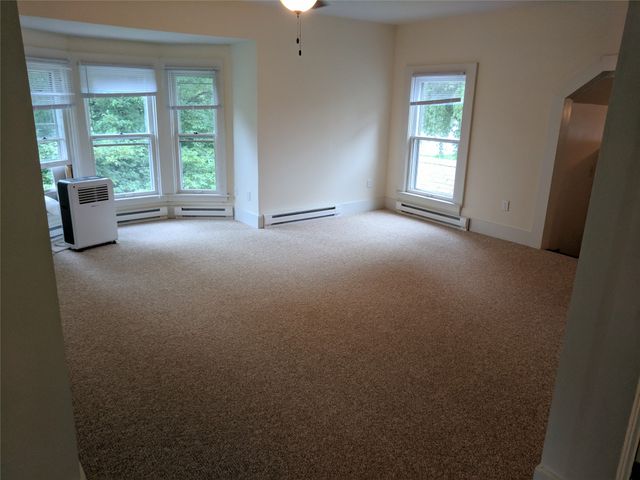 903 East Street, Grinnell, IA 50112