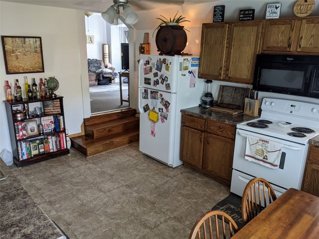 903 East Street, Grinnell, IA 50112