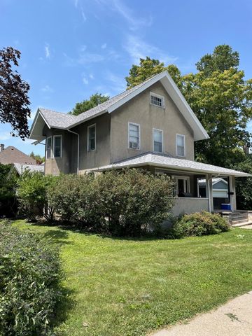903 East Street, Grinnell, IA 50112