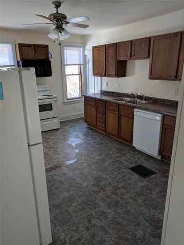 903 East Street, Grinnell, IA 50112