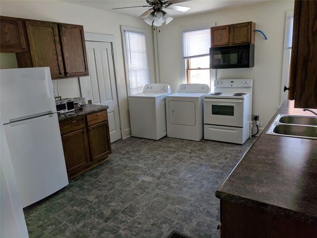 903 East Street, Grinnell, IA 50112