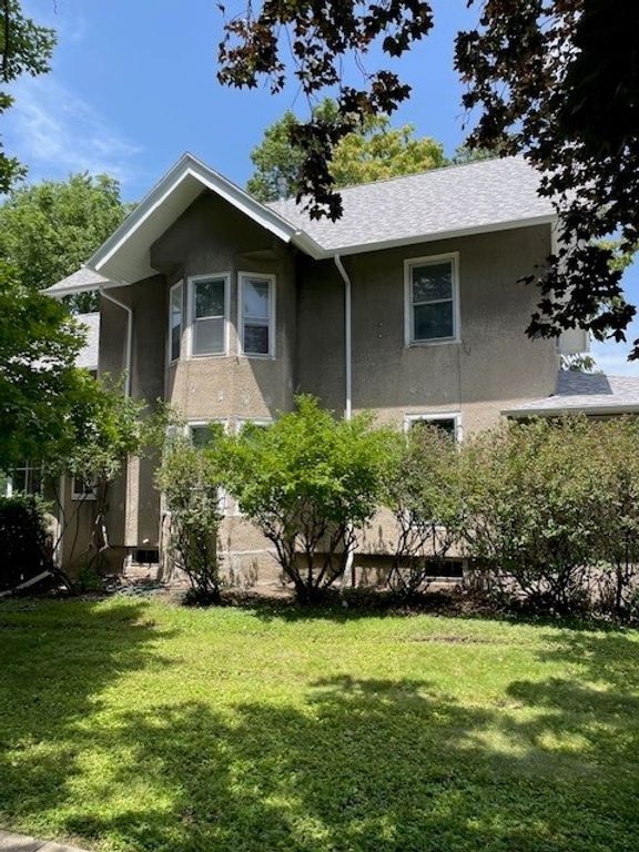903 East Street, Grinnell, IA 50112
