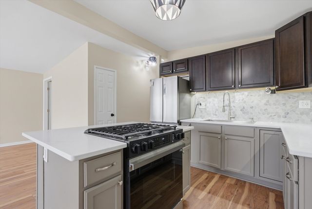 7932 W 98th Place, Hickory Hills, IL 60457