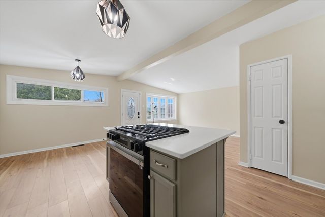 7932 W 98th Place, Hickory Hills, IL 60457