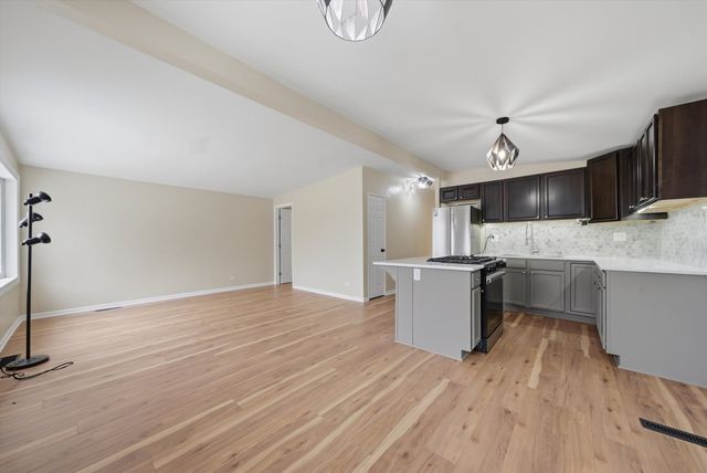 7932 W 98th Place, Hickory Hills, IL 60457