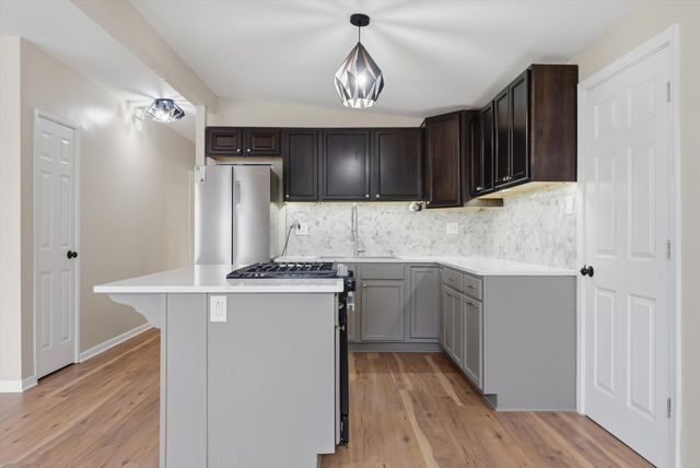 7932 W 98th Place, Hickory Hills, IL 60457