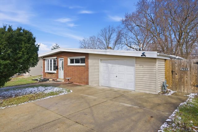 7932 W 98th Place, Hickory Hills, IL 60457