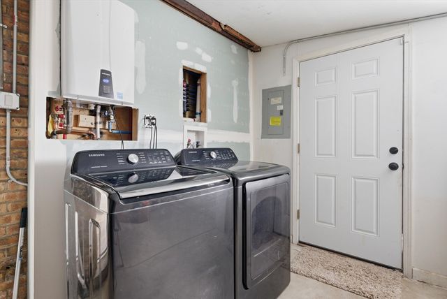 7932 W 98th Place, Hickory Hills, IL 60457