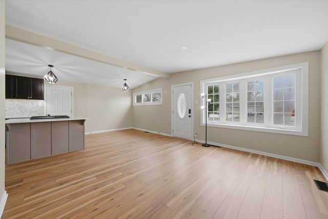 7932 W 98th Place, Hickory Hills, IL 60457