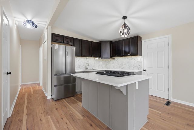 7932 W 98th Place, Hickory Hills, IL 60457