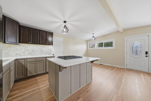 7932 W 98th Place, Hickory Hills, IL 60457