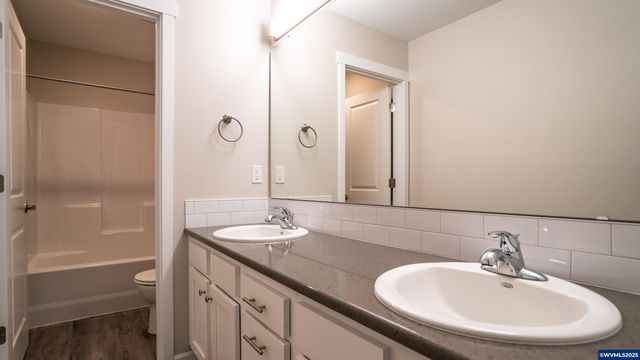 38 & 40 Sand Ridge Ct, Lebanon, OR 97355