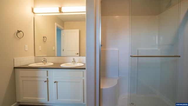 38 & 40 Sand Ridge Ct, Lebanon, OR 97355