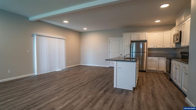 38 & 40 Sand Ridge Ct, Lebanon, OR 97355