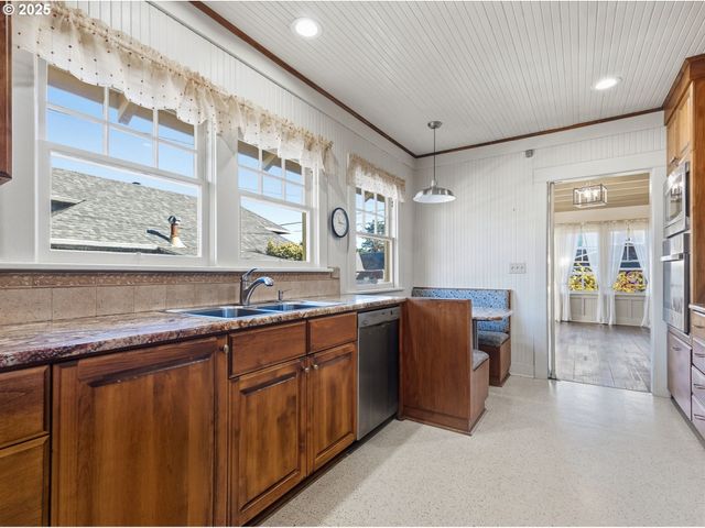 860 BEACH Dr, Seaside, OR 97138