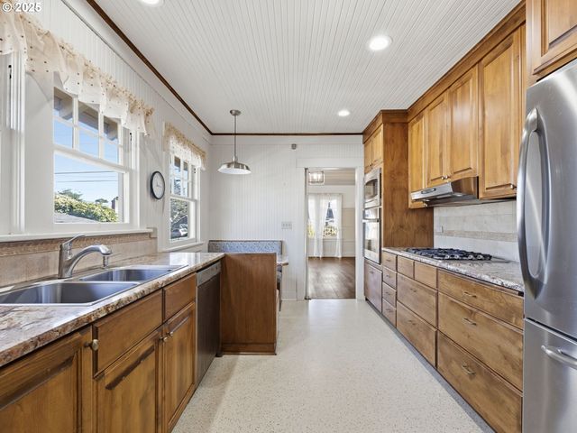 860 BEACH Dr, Seaside, OR 97138