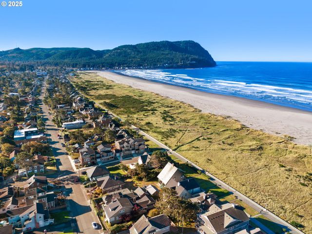 860 BEACH Dr, Seaside, OR 97138