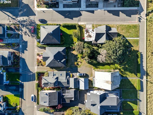 860 BEACH Dr, Seaside, OR 97138