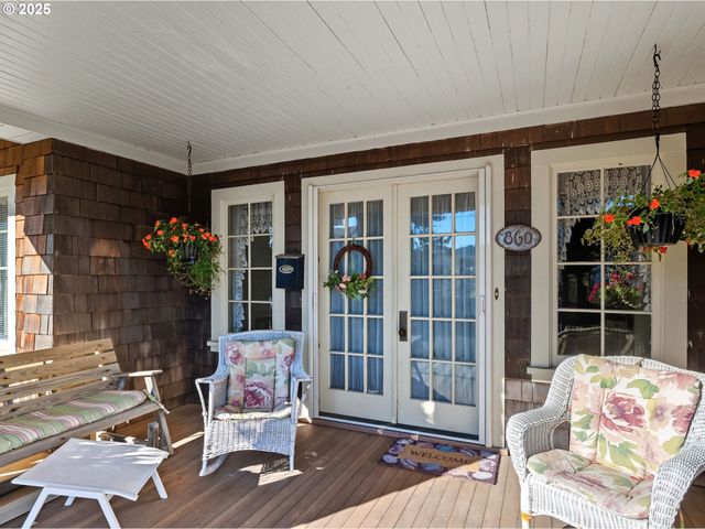 860 BEACH Dr, Seaside, OR 97138