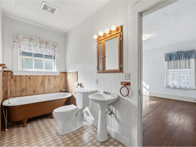 860 BEACH Dr, Seaside, OR 97138