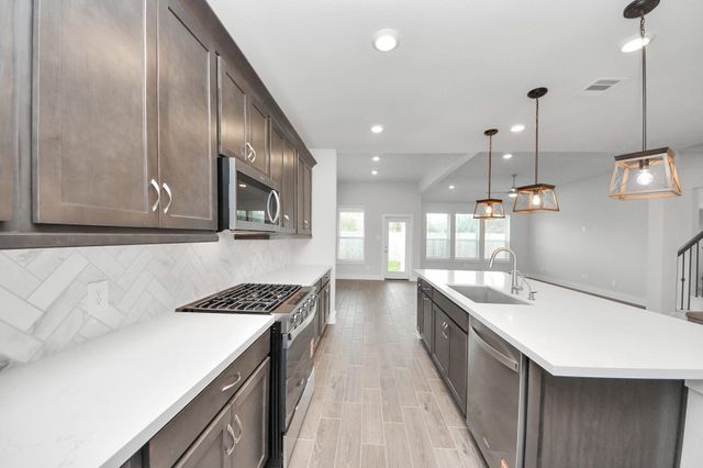 220 Magnolia Laurel Drive, Alvin, TX 77511