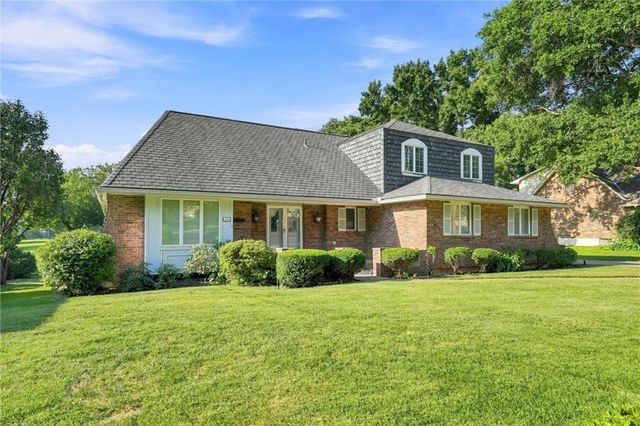 508 NW Golfview Drive, Blue Springs, MO 64014