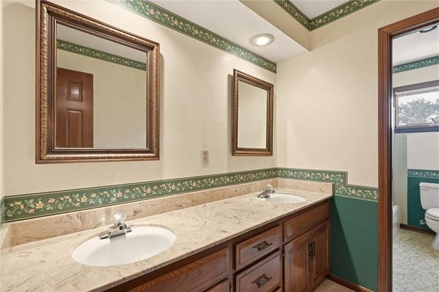 508 NW Golfview Drive, Blue Springs, MO 64014