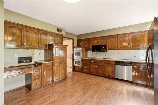 508 NW Golfview Drive, Blue Springs, MO 64014