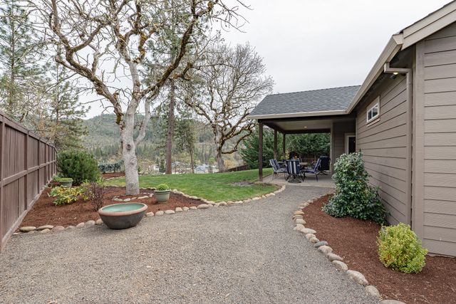 217 White Oak Way, Shady Cove, OR 97539