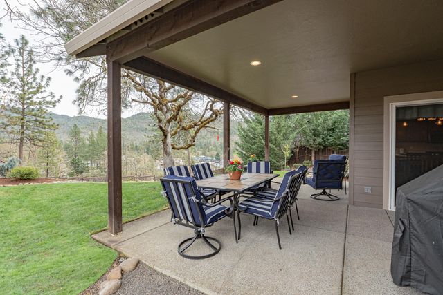 217 White Oak Way, Shady Cove, OR 97539