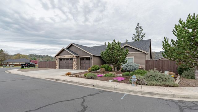 217 White Oak Way, Shady Cove, OR 97539