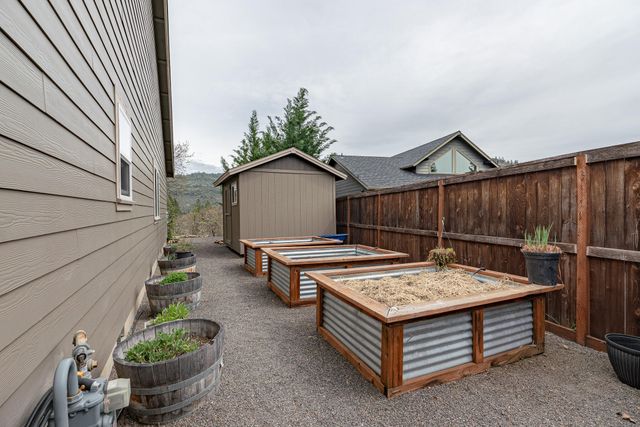 217 White Oak Way, Shady Cove, OR 97539