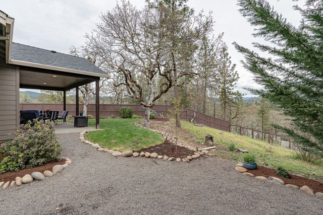 217 White Oak Way, Shady Cove, OR 97539