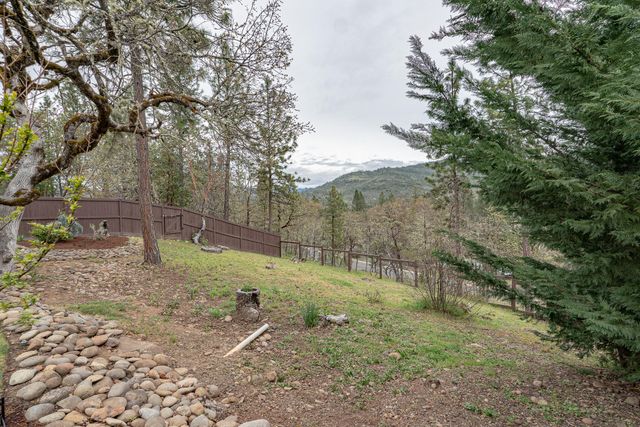 217 White Oak Way, Shady Cove, OR 97539