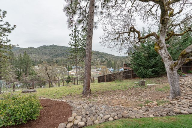 217 White Oak Way, Shady Cove, OR 97539