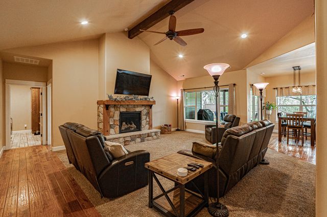 217 White Oak Way, Shady Cove, OR 97539