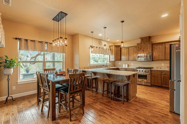 217 White Oak Way, Shady Cove, OR 97539